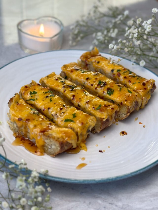Cheesy Garlic Bread with Hot Honey – Irresistibly Delicious!