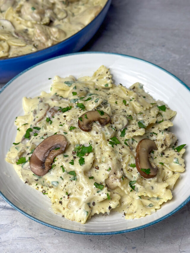 Easy Creamy Mushroom Chicken Pasta Recipe (One Pot) - Maja's Recipes