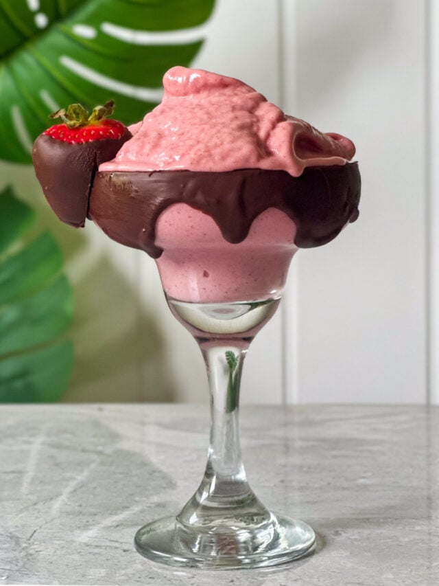 Easy Chocolate Covered Strawberry Smoothie – Smooth & Delightful!