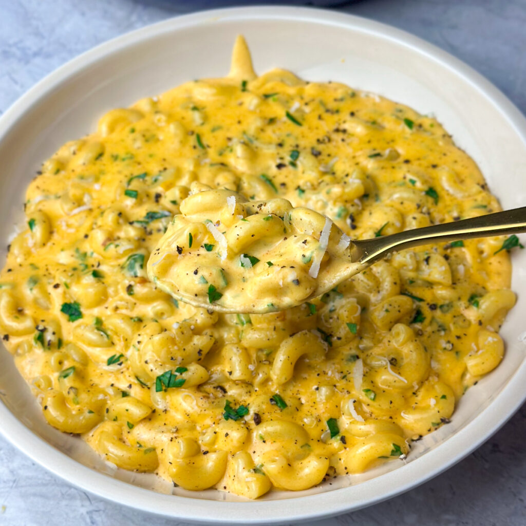 Creamy Four Cheese Mac and Cheese Recipe (Easy)