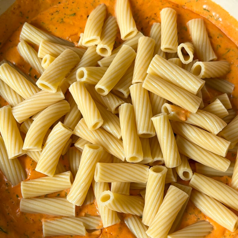 Easy and Creamy Tomato Garlic Pasta Recipe - Maja's Recipes