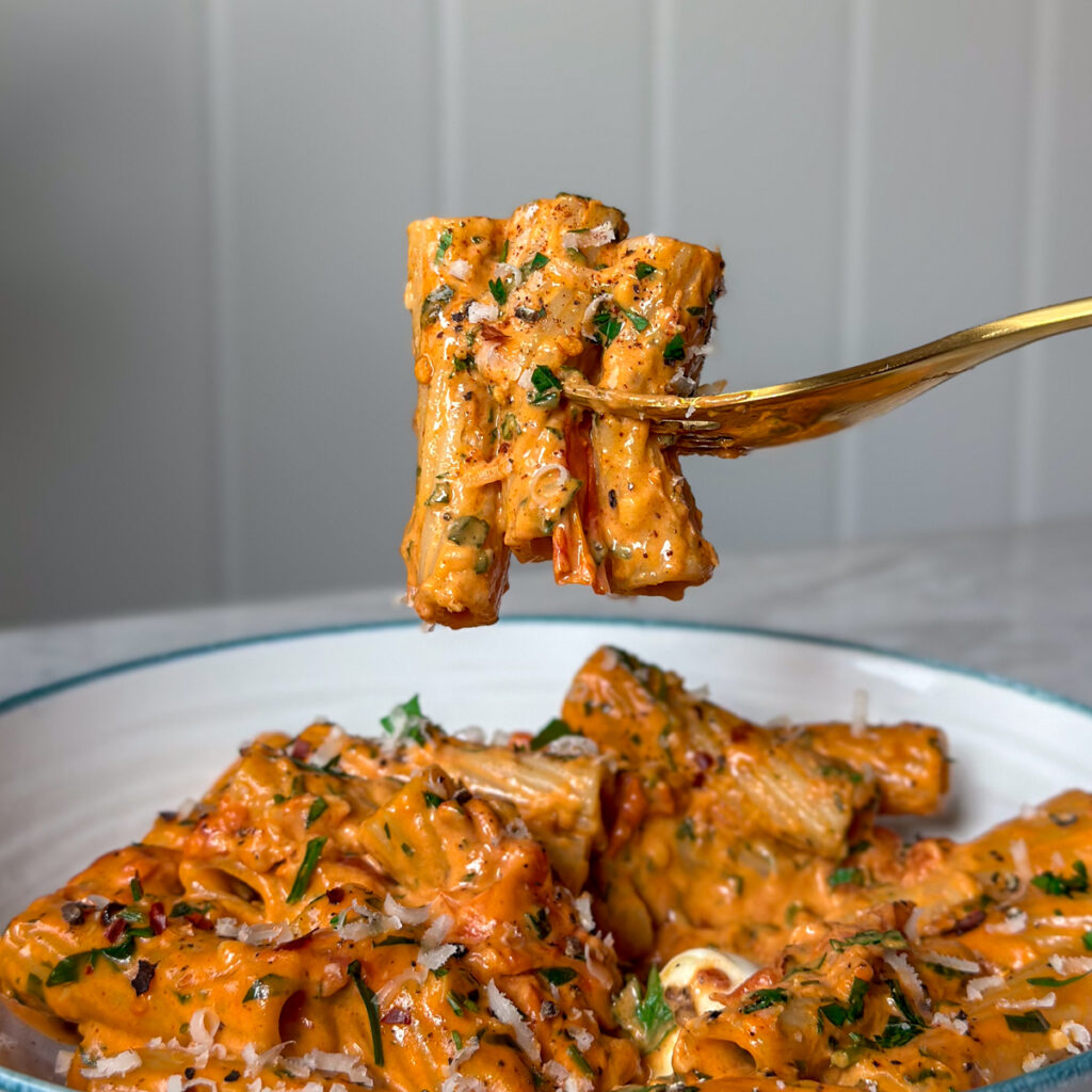 Easy and Creamy Tomato Garlic Pasta Recipe - Maja's Recipes