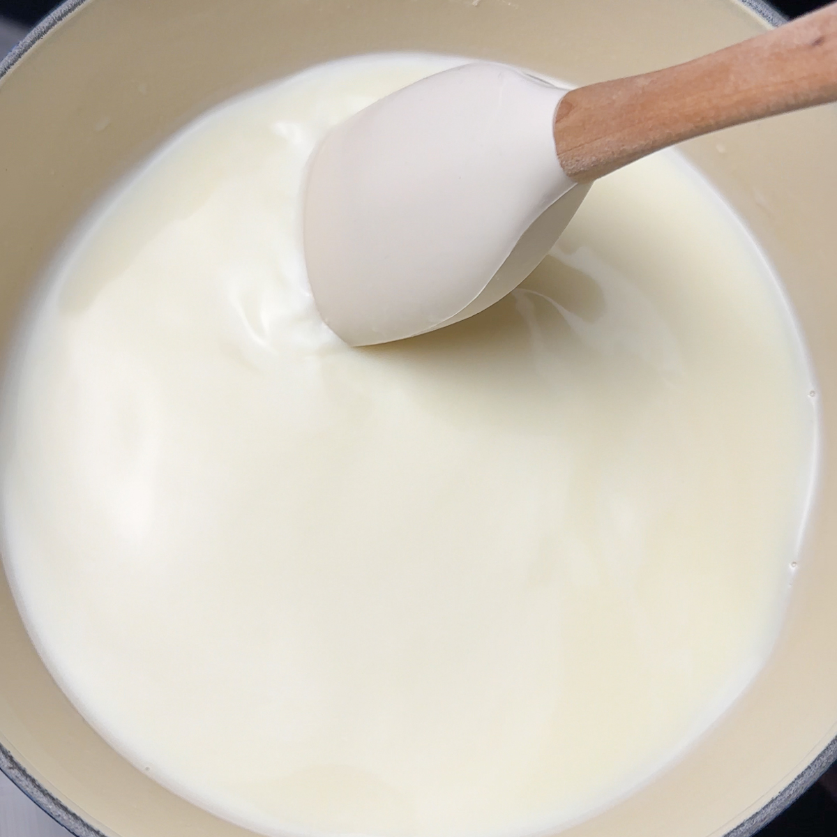 Let the chocolate melt into the milk over low heat!