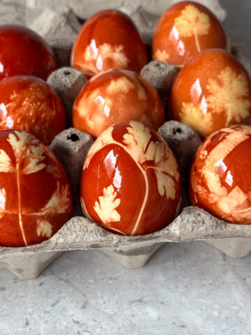 Dyeing eggs with onion skins